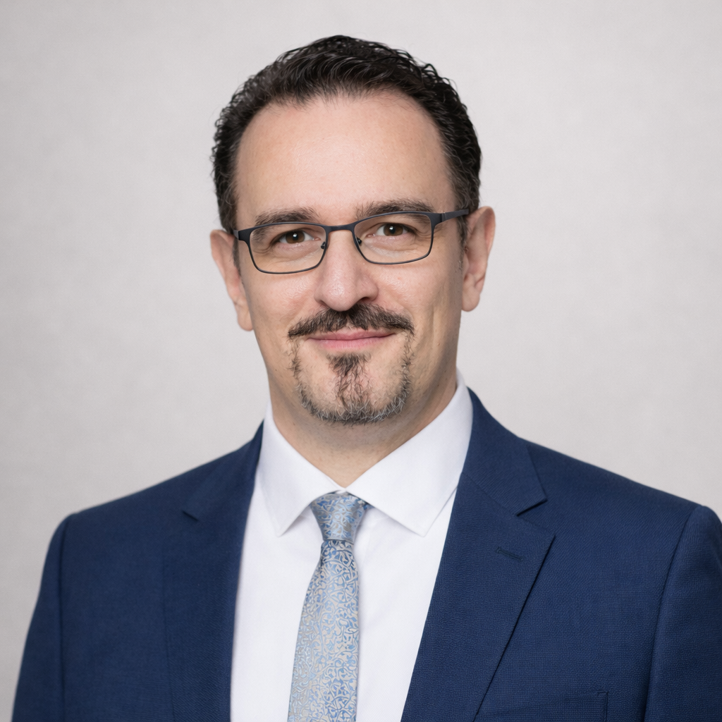 Rechtsanwalt Mikael Varol in Business-Kleidung